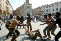 Branco africani spezza dito a italiano perché telefona nella ‘loro’ piazza