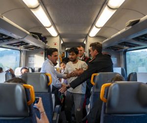 Migrante vuole sgozzare capotreno e poi sfascia tutto