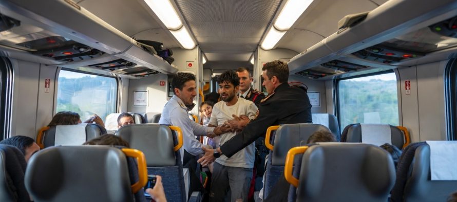 Migrante vuole sgozzare capotreno e poi sfascia tutto