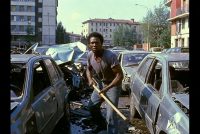 Milano, armato di bastone distrugge 5 auto e una vetrina – VIDEO