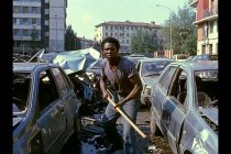 Milano, armato di bastone distrugge 5 auto e una vetrina – VIDEO