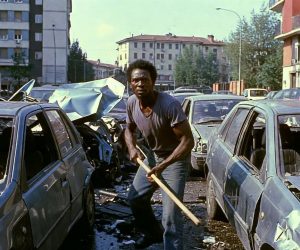 Milano, armato di bastone distrugge 5 auto e una vetrina – VIDEO