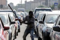 Fa strage di auto e motorini e poi sfascia la volante