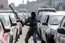 Fa strage di auto e motorini e poi sfascia la volante