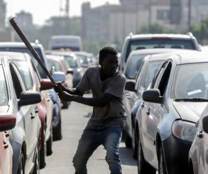 Fa strage di auto e motorini e poi sfascia la volante