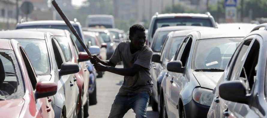 Fa strage di auto e motorini e poi sfascia la volante