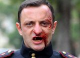 Spezza le braccia ai carabinieri, toga lo libera e lui torna a pestarli di nuovo
