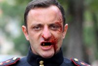 Spezza le braccia ai carabinieri, toga lo libera e lui torna a pestarli di nuovo