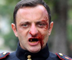 Spezza le braccia ai carabinieri, toga lo libera e lui torna a pestarli di nuovo