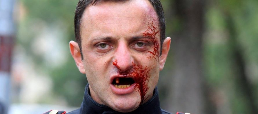 Spezza le braccia ai carabinieri, toga lo libera e lui torna a pestarli di nuovo