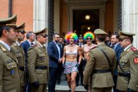 Università Bologna rifiuta corso per i militari ma fa il pieno di corsi sui travestiti