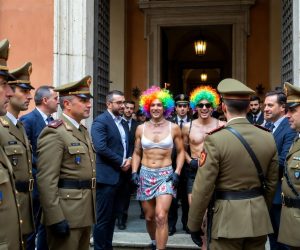 Università Bologna rifiuta corso per i militari ma fa il pieno di corsi sui travestiti