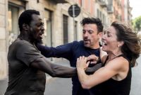 Picchia donna scelta a caso per strada e spezza braccio a passante intervenuto a salvarla