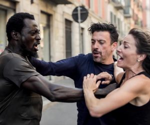 Picchia donna scelta a caso per strada e spezza braccio a passante intervenuto a salvarla