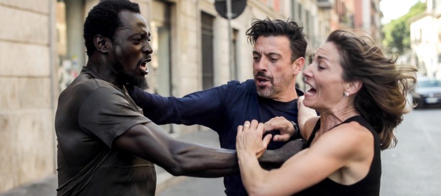 Picchia donna scelta a caso per strada e spezza braccio a passante intervenuto a salvarla