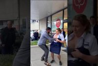 Migrante spoglia e violenta commessa davanti supermercato a Cantù