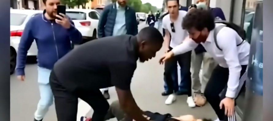 Migrante stupra uomo morente fuori da centro accoglienza