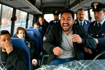 Como, immigrato distrugge parabrezza del bus e aggredisce polizia