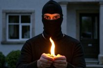 Cittadino esasperato incendia centro accoglienza per clandestini