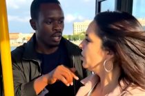 Africano scaraventa donna giù dal bus a Roma