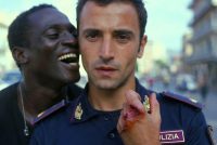 Migrante spezza la mano a poliziotto ed è subito libero