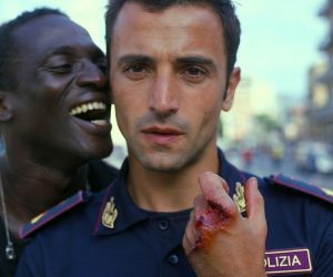 Il solito ‘uomo’ assale poliziotti con bottiglia rotta