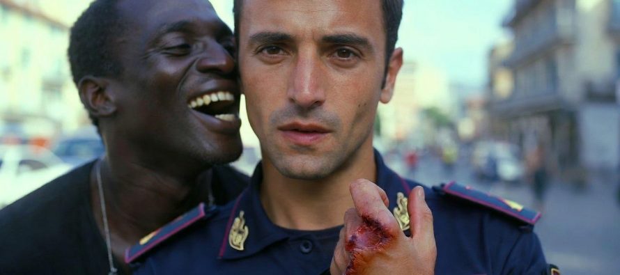 Migrante spezza la mano a poliziotto ed è subito libero