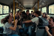 Molesta ragazzine sul bus e minaccia giovani italiani che le proteggono