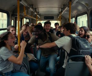 Molesta ragazzine sul bus e minaccia giovani italiani che le proteggono