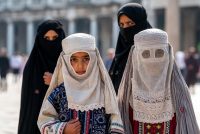 Bambine in burqa, Italia invasa: azzerare immigrazione islamica regolare