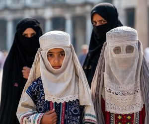 Bambine in burqa, Italia invasa: azzerare immigrazione islamica regolare