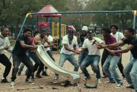 Branco maranza distrugge la giostre a Trieste