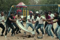 Branco maranza distrugge la giostre a Trieste