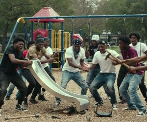 Branco maranza distrugge la giostre a Trieste