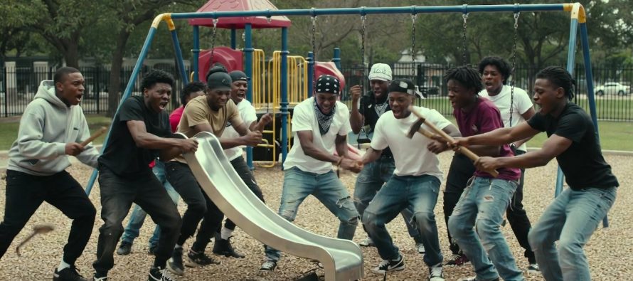 Branco maranza distrugge la giostre a Trieste