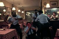 Difende cameriera aggredita dai migranti, picchiato davanti ai clienti terrorizzati