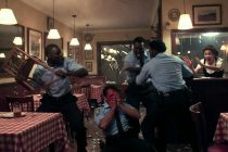 Difende cameriera aggredita dai migranti, picchiato davanti ai clienti terrorizzati