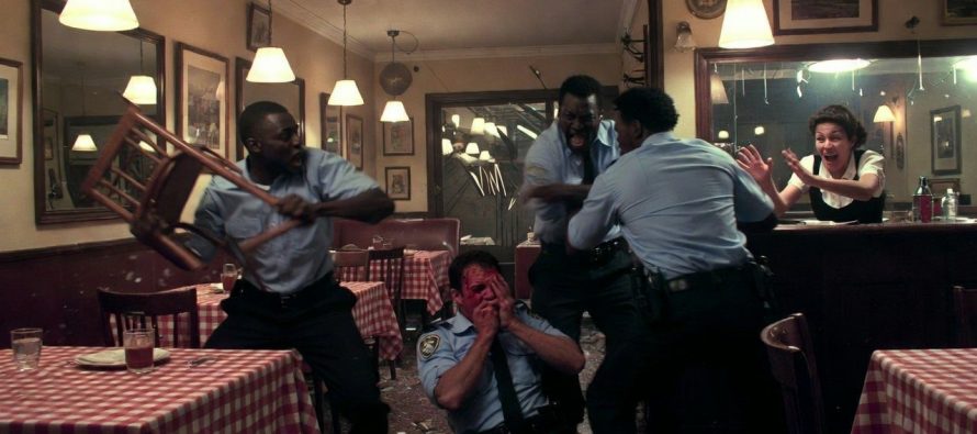 Difende cameriera aggredita dai migranti, picchiato davanti ai clienti terrorizzati