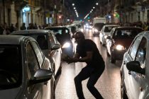 Appena rilasciato torna a devastare le auto degli italiani – VIDEO