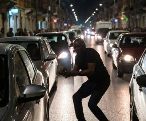 Nigeriano danneggia 95 auto in una notte: ‘foglio di via’ – VIDEO