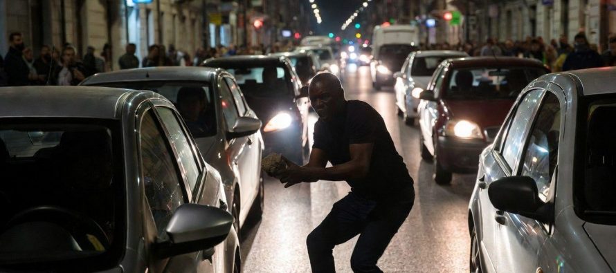 Nigeriano danneggia 95 auto in una notte: ‘foglio di via’ – VIDEO