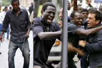 Como, africano armato aggredisce passanti: cercava qualcuno da sgozzare