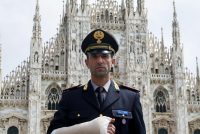 Poliziotto sventa scippo e arresta immigrato che gli spezza la mano: passanti protestano
