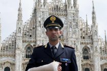 Poliziotto sventa scippo e arresta immigrato che gli spezza la mano: passanti protestano