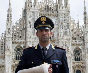 Poliziotto sventa scippo e arresta immigrato che gli spezza la mano: passanti protestano