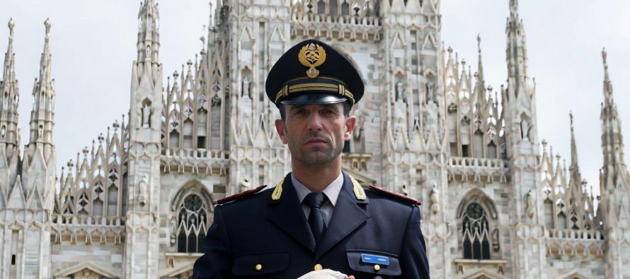 Poliziotto sventa scippo e arresta immigrato che gli spezza la mano: passanti protestano