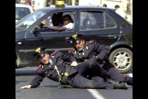 Spacciatori massacrano poliziotti trascinandoli con l’auto sull’asfalto