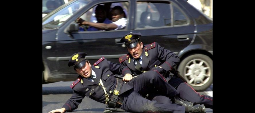 Spacciatori massacrano poliziotti trascinandoli con l’auto sull’asfalto
