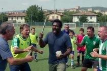 Follia a una partita di calcio tra Pulcini, immigrato prende a sassate l’arbitro