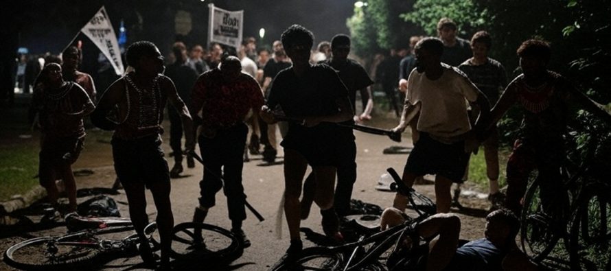 Due ragazzi italiani massacrati dai maranza: «Erano in dieci e ci hanno bloccato la strada»